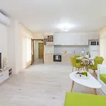 Domus Grand With Parking Apartment *