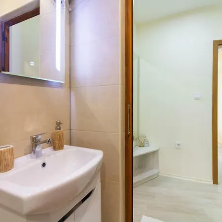 Domus Grand With Parking Apartmán *